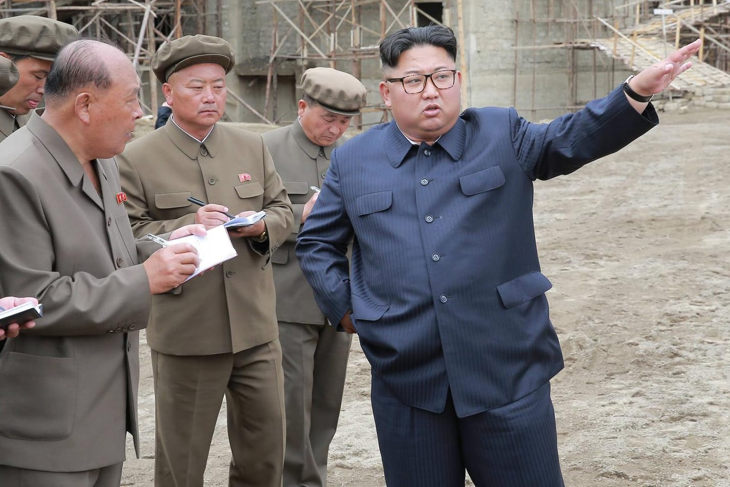 Der nordkoreanische Machthaber Kim Jong-Un besichtigt eine Baustelle: Nordkorea versteckt seine Raketen offenbar in zivilen Einrichtungen, wie zum Beispiel Flughäfen.
