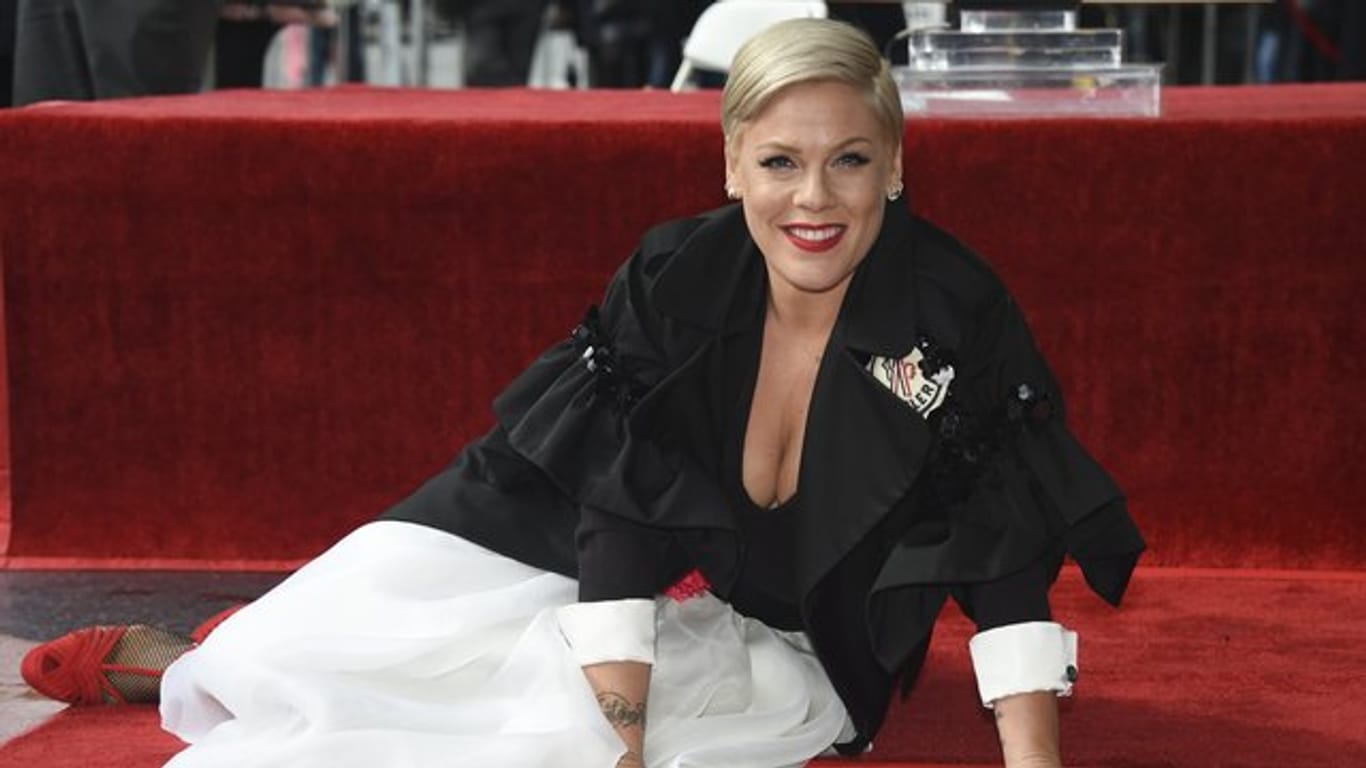 Pink hinter ihrer frisch enthüllten Sternenplakette auf dem Hollywood "Walk of Fame".