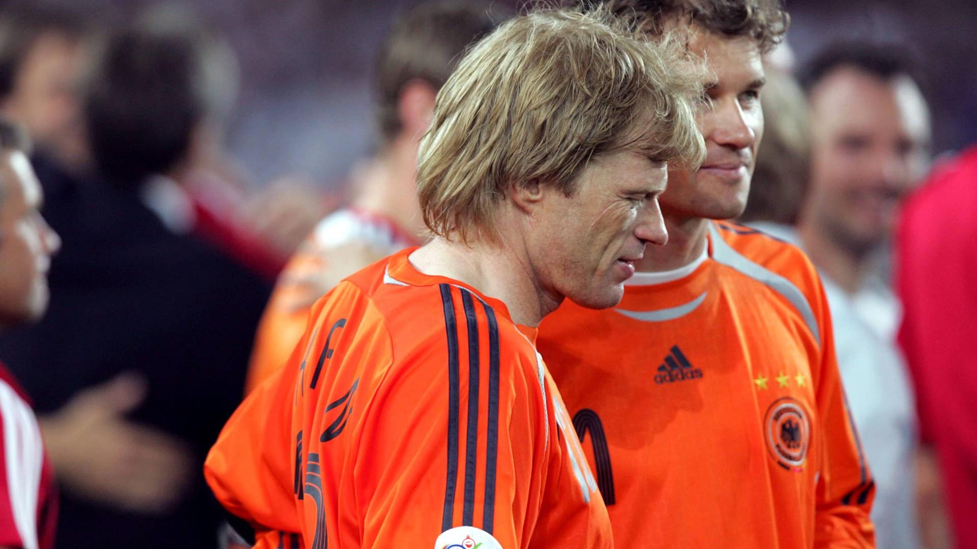 Bei der WM 2006 stand Jens Lehmann (l.) im Tor der deutschen Nationalmannschaft. Oliver Kahn musste sich mit dem Platz auf der Reservebank begnügen.