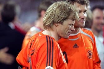 Bei der WM 2006 stand Jens Lehmann (l.) im Tor der deutschen Nationalmannschaft. Oliver Kahn musste sich mit dem Platz auf der Reservebank begnügen.
