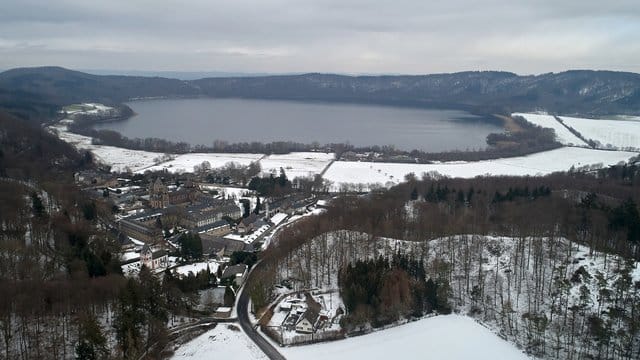 Unter den Wassermassen des Laacher Sees schlummert ein Vulkan, der noch sehr aktiv ist, wie Forscher erstmals belegt haben.