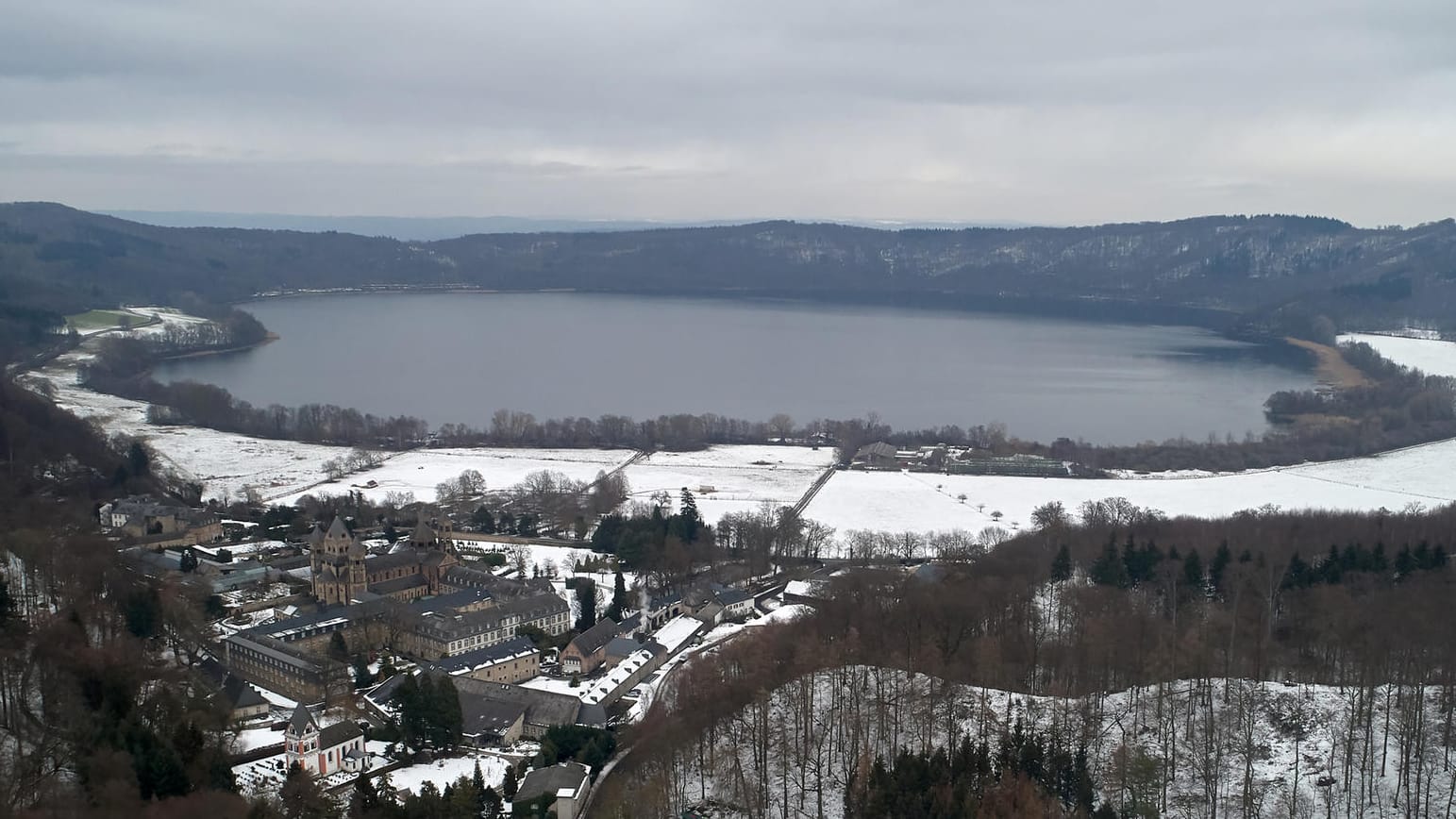 Rheinland-Pfalz, Maria Laach: Die Luftaufnahme mit einer Drohne zeigt den Laacher See. Die Eifel ist das aktivste Vulkangebiet Deutschlands.