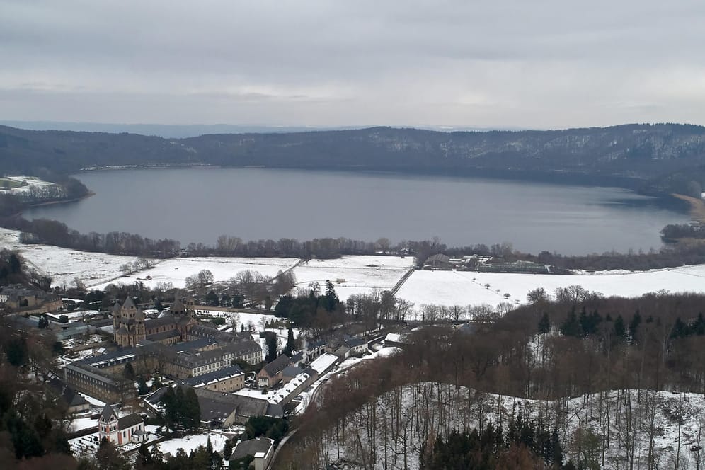 Rheinland-Pfalz, Maria Laach: Die Luftaufnahme mit einer Drohne zeigt den Laacher See. Die Eifel ist das aktivste Vulkangebiet Deutschlands.