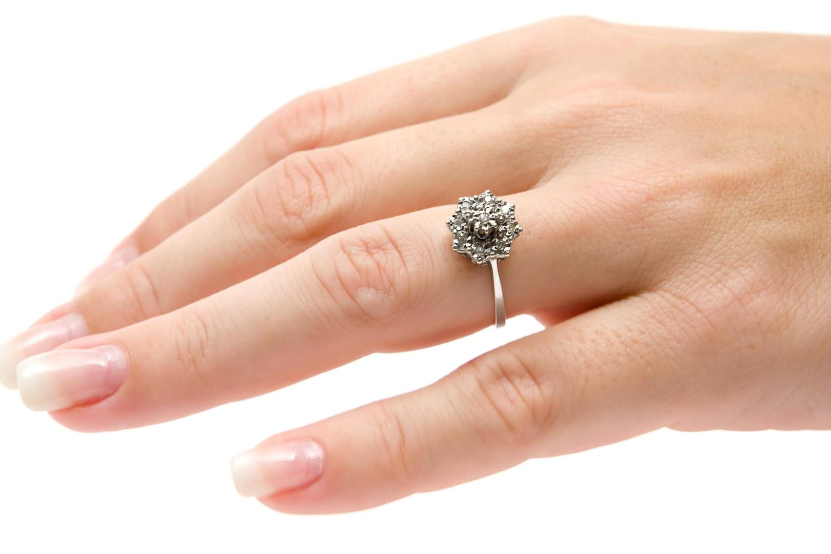 Glasstein entpuppt sich als Diamant (Symbolbild): Eine Frau in London kauft einen Ring für 11 Euro vom Flohmarkt und wird 30 Jahre später vom echten Wert überrascht.