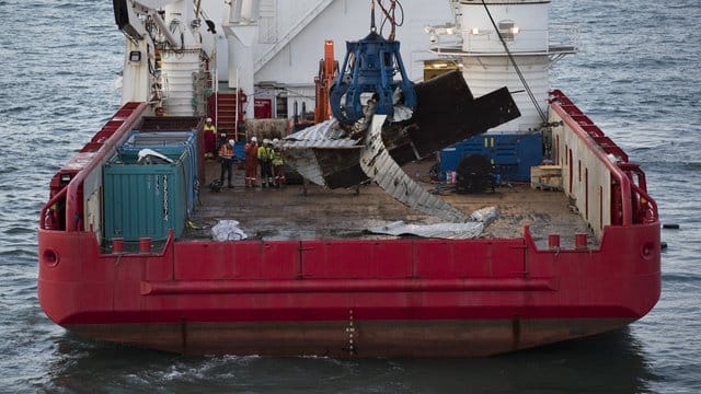Das Bergungsschiff Geosund hebt vor der Nordwestküste der Niederlande einen Container vom Meeresboden. Das Bergungsschiff Geosund hebt vor der Nordwestküste der Niederlande einen Container vom Meeresboden.