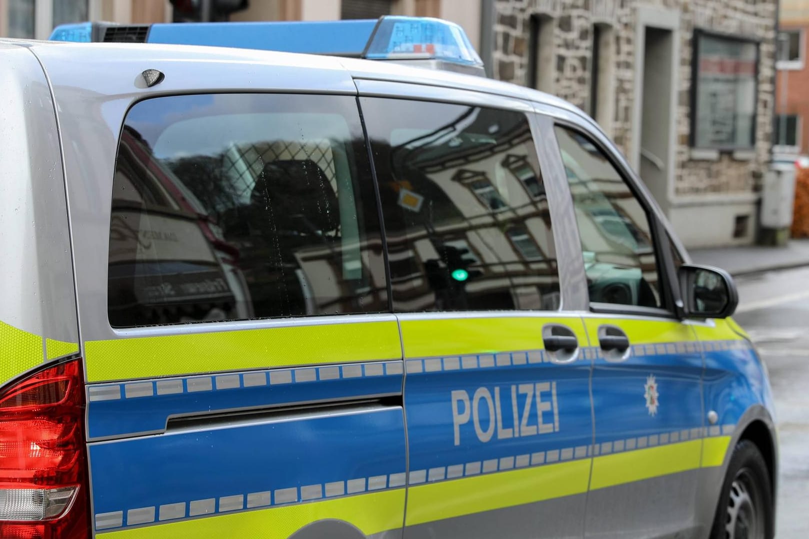 Umstände unklar: Ein 69-jähriger Mann ist tot in seiner Wohnung in Weißwasser gefunden worden. (Symboldbild)