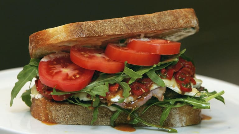 So lieben es die Engländer: Das Sandwich wird belegt mit Käse, Tomaten, Butter, Salat und Schinken.