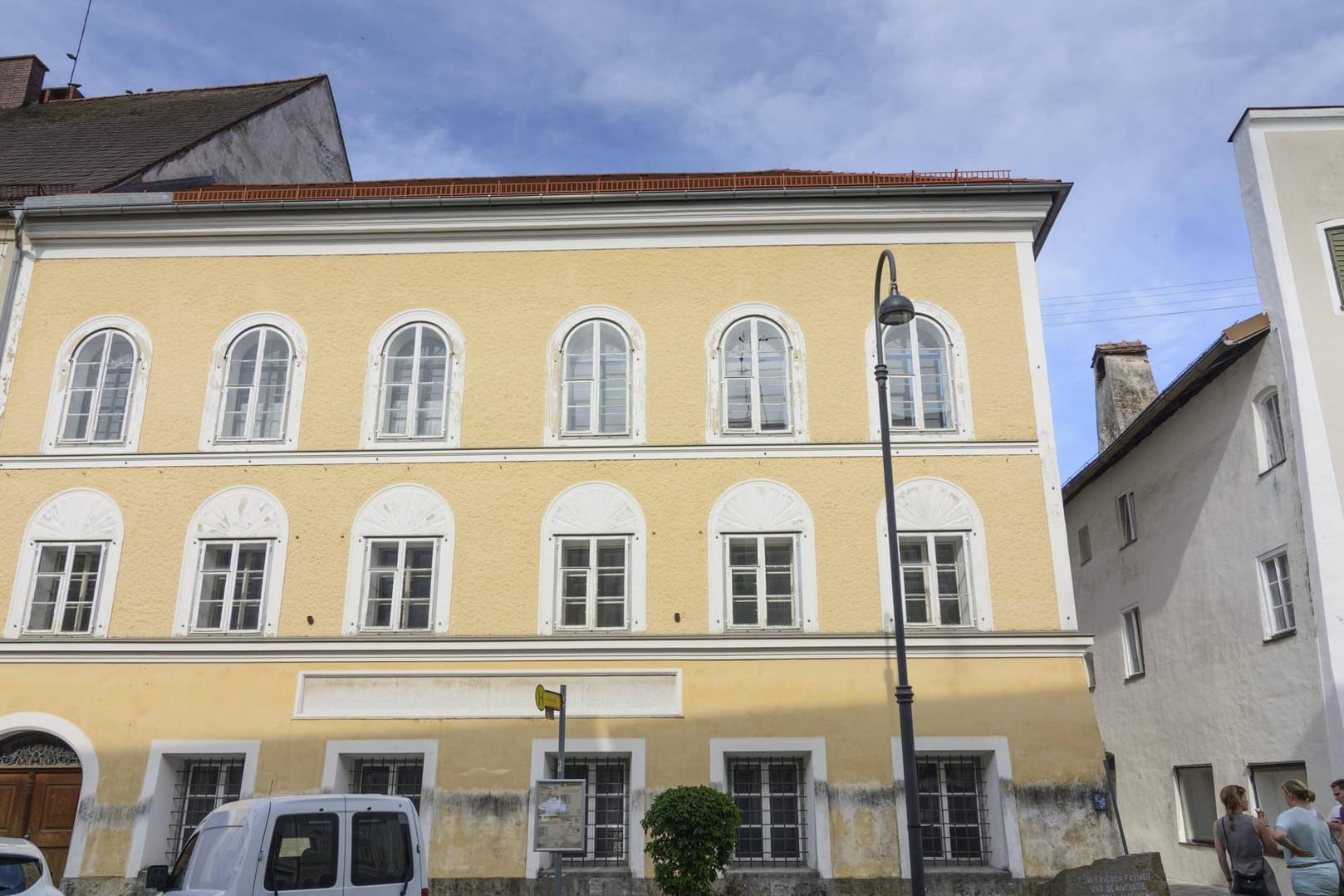 Adolf-Hitler-Geburtshaus: Österreich soll nach einem Urteil des Landesgerichts Ried im Innkreis rund 1,5 Millionen Euro an die ehemalige Besitzerin des Hauses zahlen. (Archivbild)
