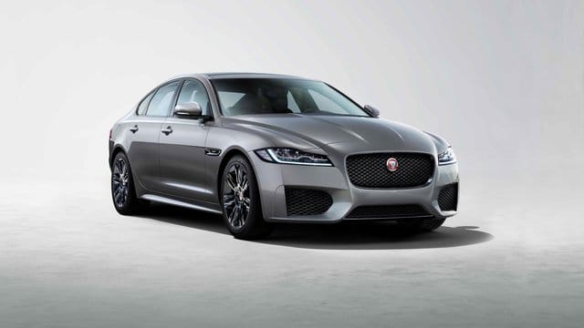 Sportive Katze: Jaguar bietet XF Limousine (Bild) und Kombi XF Sportbrake auch als Sondermodell Chequered Flag an.