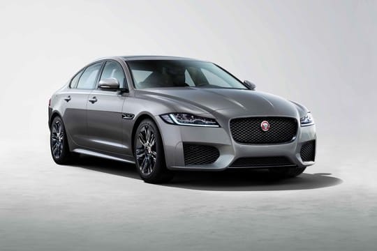 Sportive Katze: Jaguar bietet XF Limousine (Bild) und Kombi XF Sportbrake auch als Sondermodell Chequered Flag an.