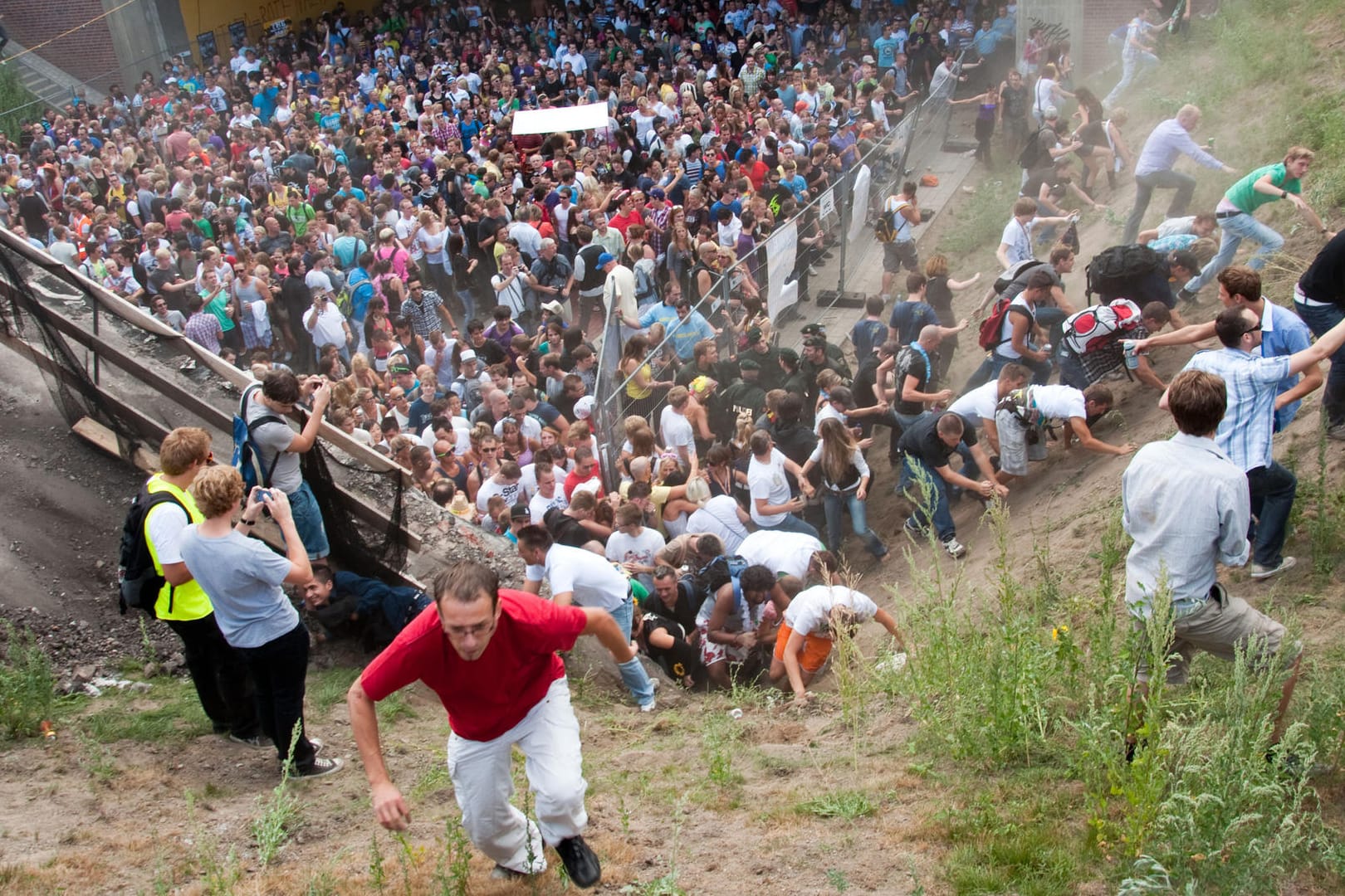 Duisburg: Tausende Raver drängen sich auf der Loveparade in und vor dem Tunnel in Duisburg, in dem sich eine Massenpanik ereignet hat.