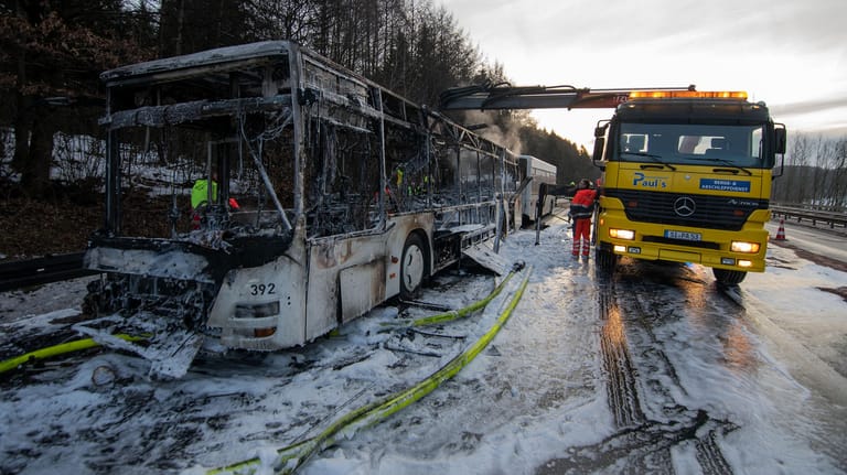 Ausgebrannter Linienbus auf der Autobahn 45 bei Olpe: Der Brand hat einen kilometerlangen Stau ausgelöst.