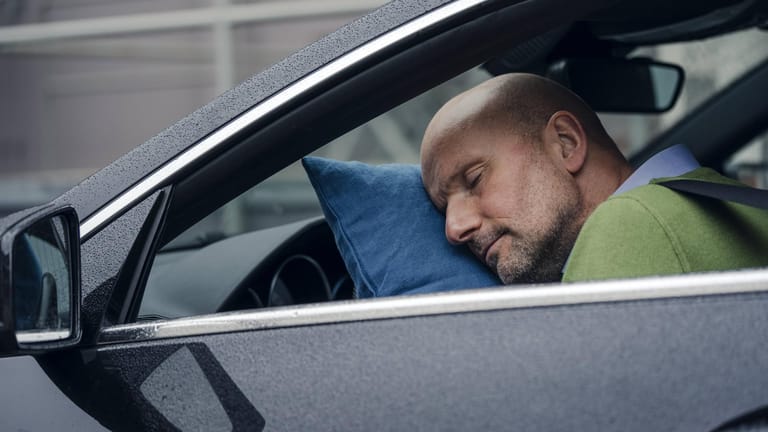 Schläfrig geworden: Ein betrunkener Autofahrer ist nachts beim Warten am Drive-in-Schalter eines Schnellrestaurants in Cloppenburg eingeschlafen. (Symbolbild)