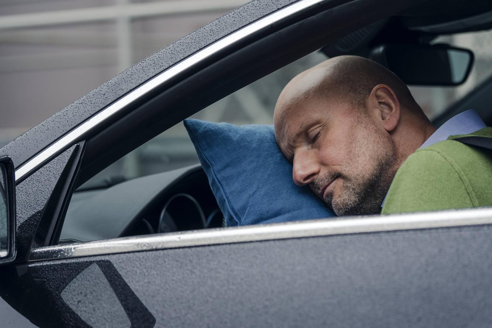 Schläfrig geworden: Ein betrunkener Autofahrer ist nachts beim Warten am Drive-in-Schalter eines Schnellrestaurants in Cloppenburg eingeschlafen. (Symbolbild)