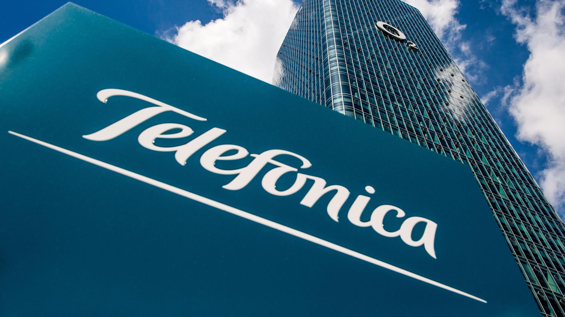 Das Logo von Telefonica: Der Mobilfunkkonzern hat beim Verwaltungsgericht Köln einen Eilantrag eingereicht, damit die 5G-Versteigerung aufgeschoben werden soll.