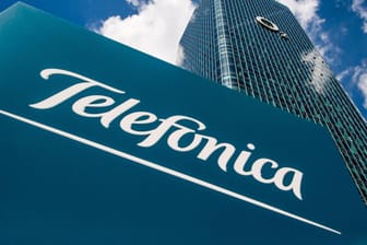 Das Logo von Telefonica: Der Mobilfunkkonzern hat beim Verwaltungsgericht Köln einen Eilantrag eingereicht, damit die 5G-Versteigerung aufgeschoben werden soll.