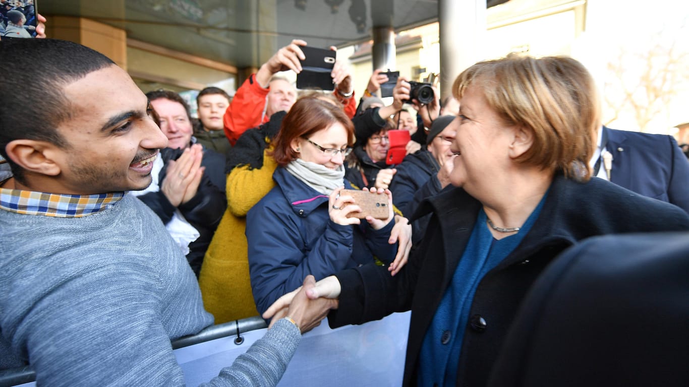 Bundeskanzlerin Angela Merkel erreicht den Festakt zu 100 Jahren Weimarer Verfassung: Die Kanzlerin erinnerte daran, dass weite Teile des Grundgesetzes in der ersten deutschen Republik ihre Grundlage haben.