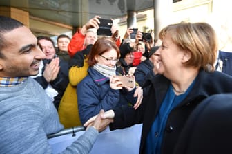 Bundeskanzlerin Angela Merkel erreicht den Festakt zu 100 Jahren Weimarer Verfassung: Die Kanzlerin erinnerte daran, dass weite Teile des Grundgesetzes in der ersten deutschen Republik ihre Grundlage haben.