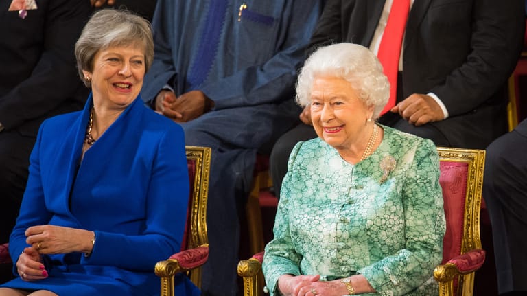Theresa May und Queen Elizabeth II.: Hier können die beiden noch herzlich zusammen lachen.