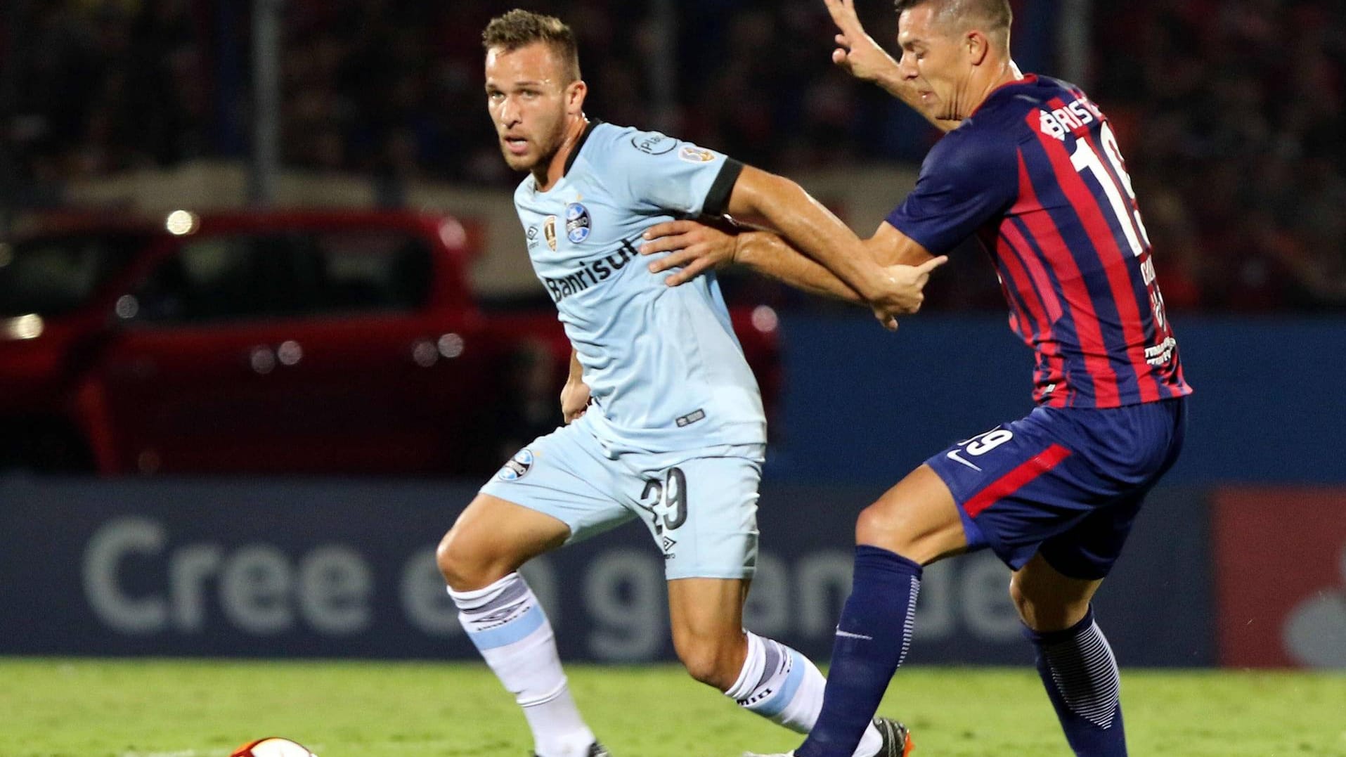 Zweikampfstark: Arthur (li.) 2017 im Grêmio-Trikot im Copa-Libertadores-Spiel gegen Cerro Porteno.