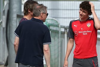 Gespräch am Rande des VfB-Trainings: Manager Michael Reschke (vo. l.) und der umworbene Benjamin Pavard (2. r. daneben).