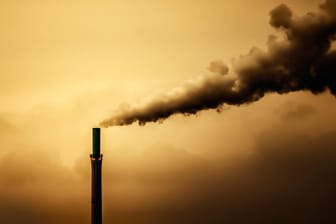 Ein rauchender Industrieschornstein: Wie aus dem Klimaschutzbericht 2018 hervorgeht, werden im Jahr 2020 voraussichtlich rund 32 Prozent weniger klimaschädliche Treibhausgase ausgestoßen als 1990 – Ziel waren aber 40 Prozent.