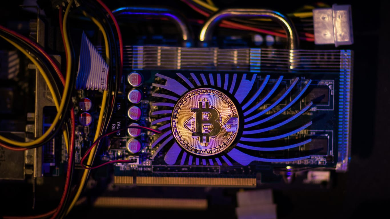 Eine Grafikkarte mit einem Bitcoin-Symbol (Symbolbild): Mit Grafikkarten lassen sich Kryptowährungen schürfen.