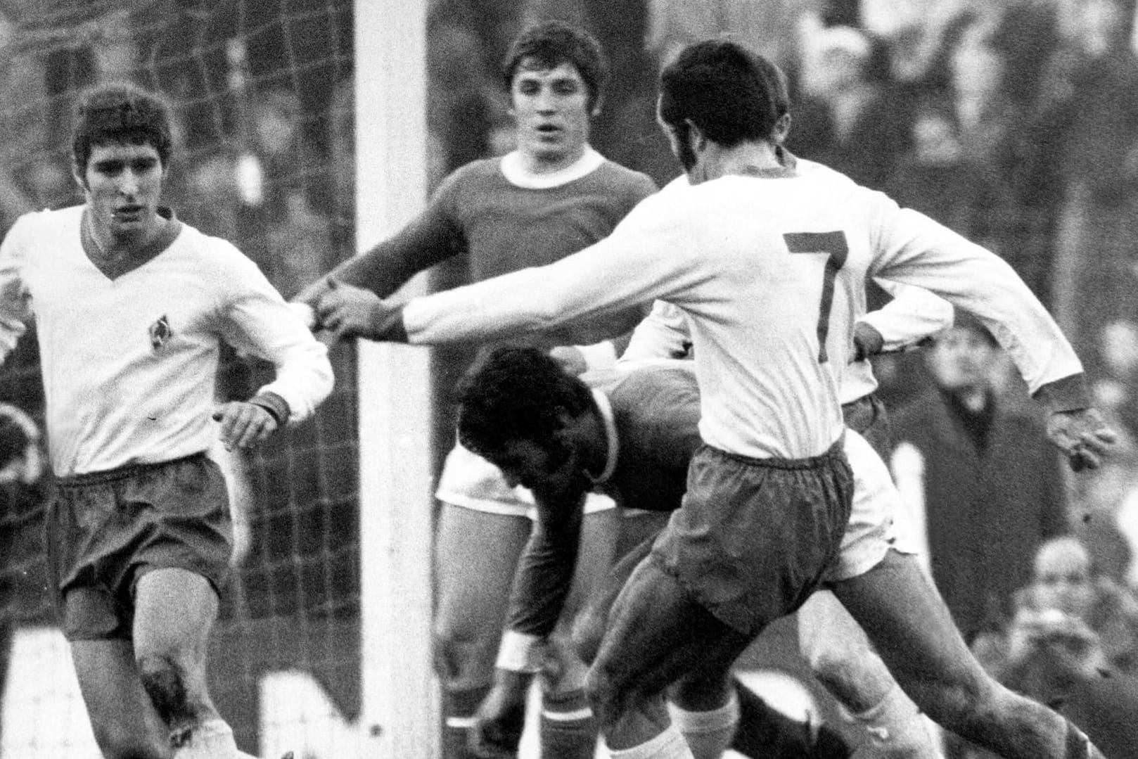 Direktes Duell im Dezember 1970: Der damalige Werder-Profi Rudi Assauer (l.) neben Schalke-Stürmer Klaus Fischer (hinten).
