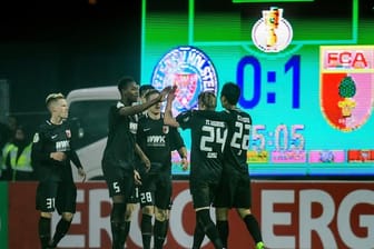 Augsburgs Spieler feiern den Treffer zum 1:0 gegen Holstein Kiel.