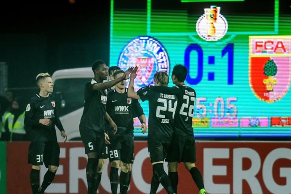Augsburgs Spieler feiern den Treffer zum 1:0 gegen Holstein Kiel.