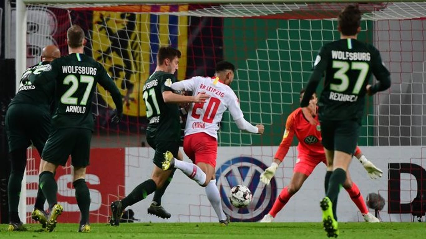 Leipzigs Matheus Cunha (M/20) setzt sich gegen Wolfsburgs Robin Knoche durch und trifft zum 1:0.