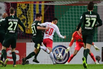Leipzigs Matheus Cunha (M/20) setzt sich gegen Wolfsburgs Robin Knoche durch und trifft zum 1:0.