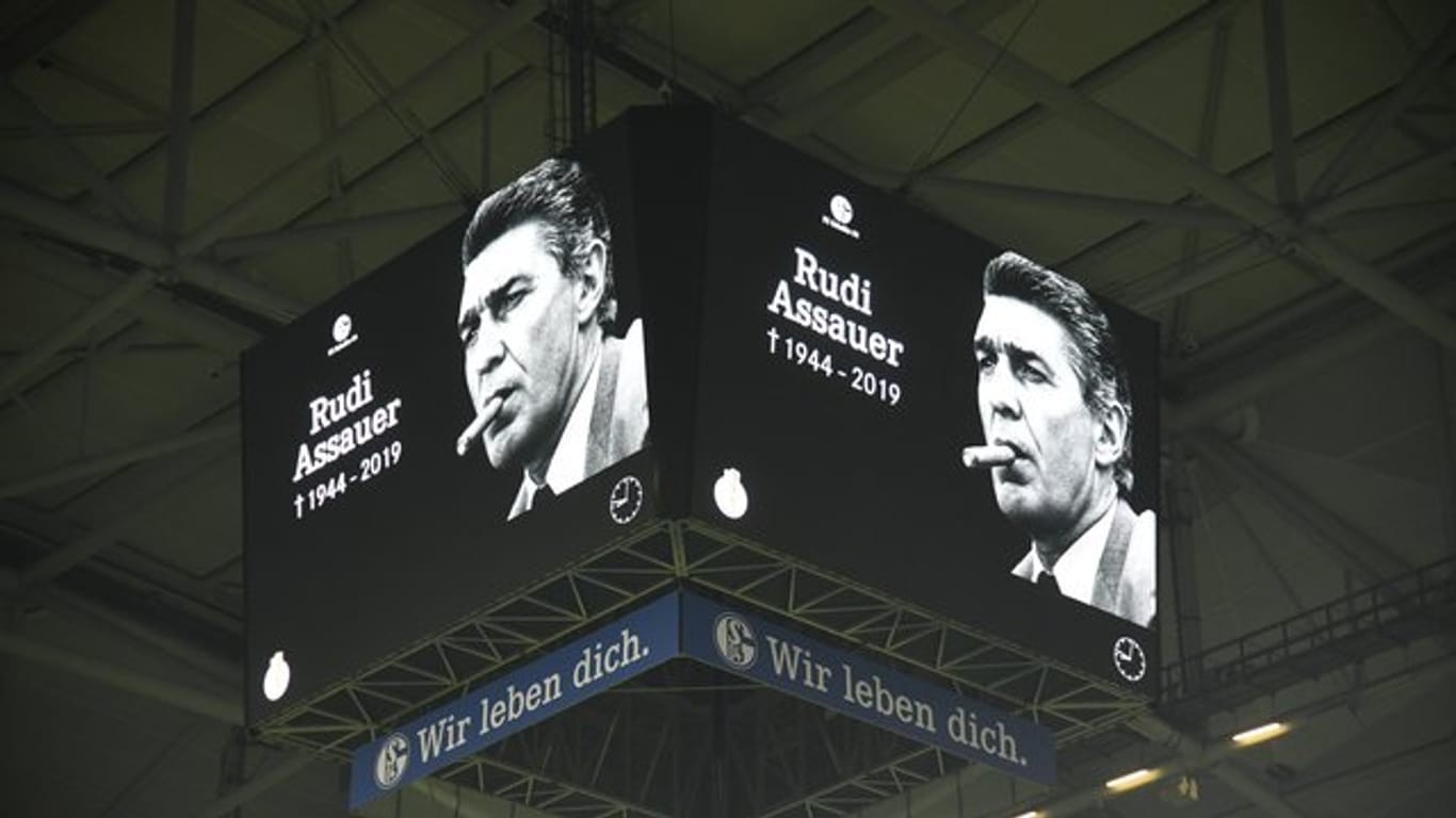 Ein Foto von Schalkes ehemaligen Manager Rudi Assauer ist auf dem Videowürfel in der Veltins Arena zu sehen.