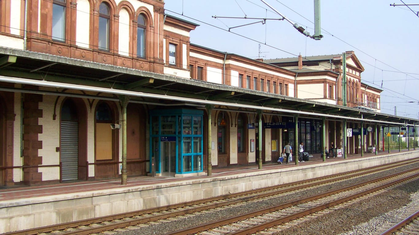 Der Bahnhof in Düren (Archivbild): Hier ereignete sich der Messerangriff.