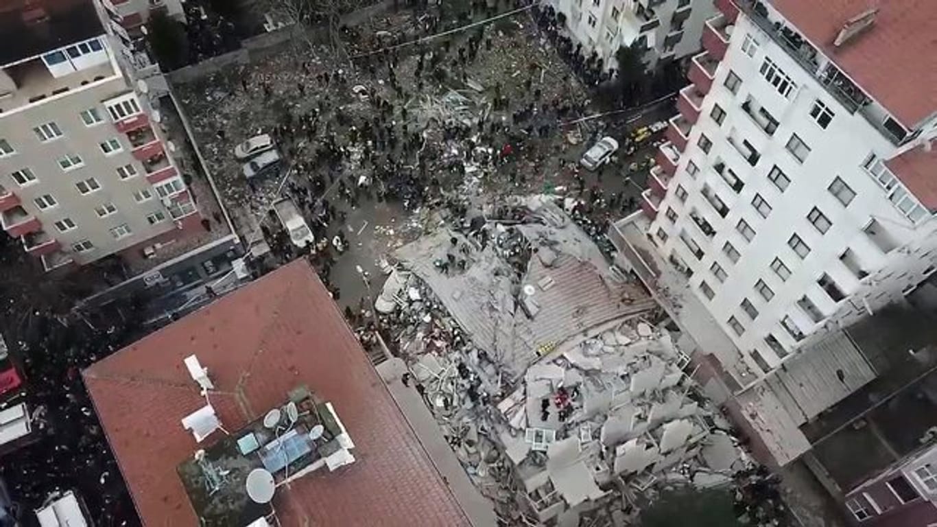 Dieses Standbild aus einem Video zeigt ein eingestürztes siebenstöckiges Gebäude in Istanbul.