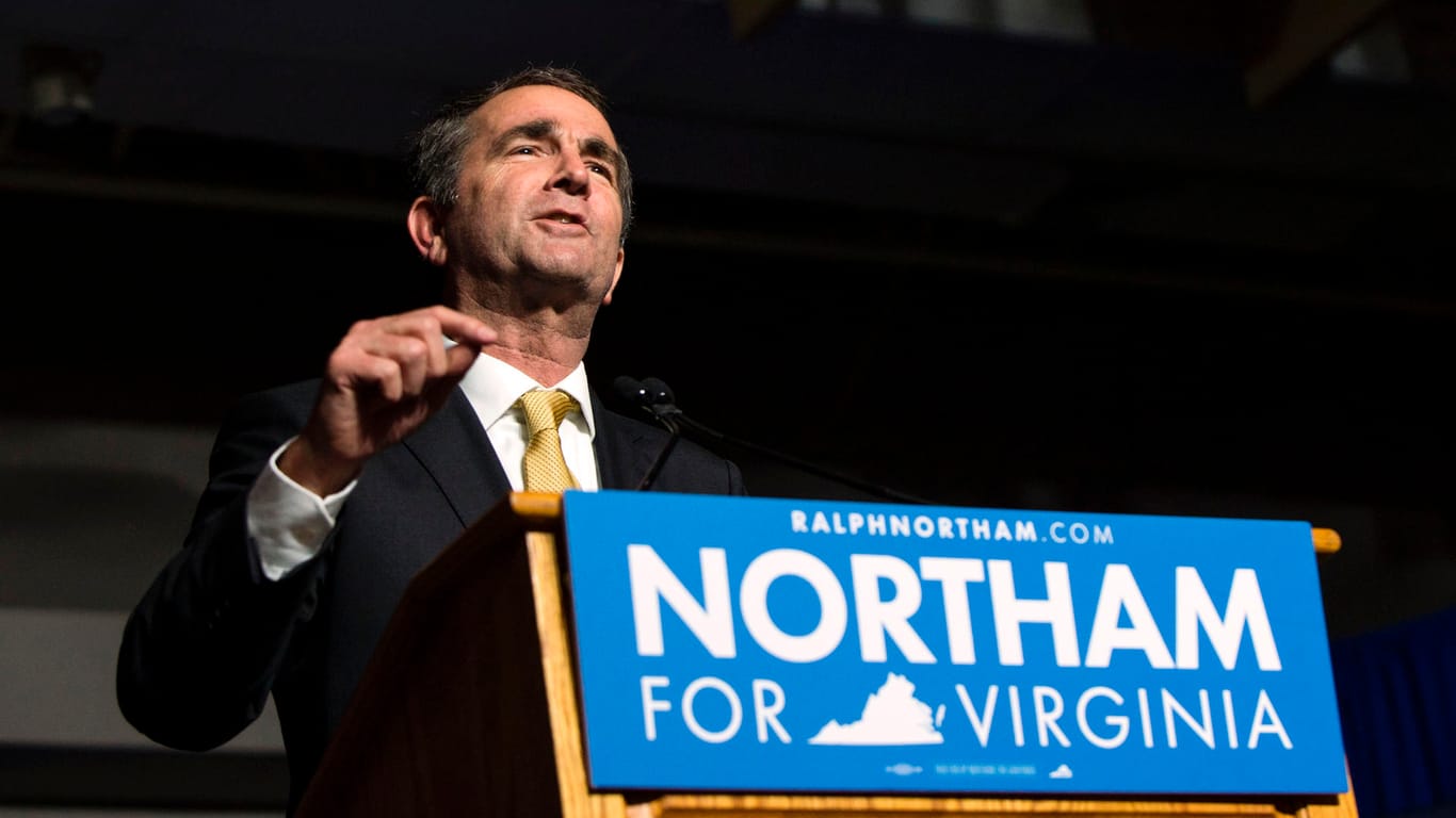 Ralph Northam, Gouverneur des US-Bundesstaates Virginia: Zuletzt bestritt der Politiker, auf den Fotoaufnahmen zu sein.