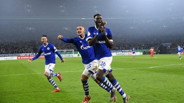 Mark Uth (l), Ahmed Kutucu und Torschütze Salif Sane (r) von Schalke bejubeln das 2:0 gegen Fortuna Düsseldorf. Mark Uth (l), Ahmed Kutucu und Torschütze Salif Sane (r) von Schalke bejubeln das 2:0 gegen Fortuna Düsseldorf.