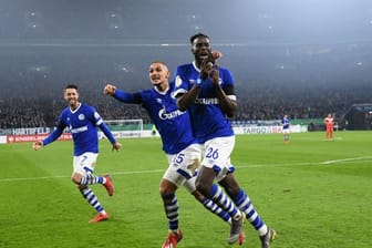 Mark Uth (l), Ahmed Kutucu und Torschütze Salif Sane (r) von Schalke bejubeln das 2:0 gegen Fortuna Düsseldorf.