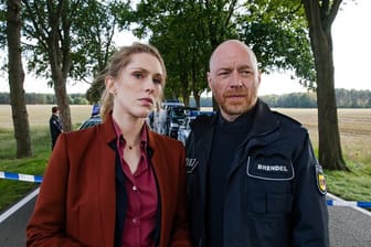 Ellen Norgaard (Rikke Lylloff) und Holm Brendel (Rainer Sellien) nehmen die Ermittlungen auf.