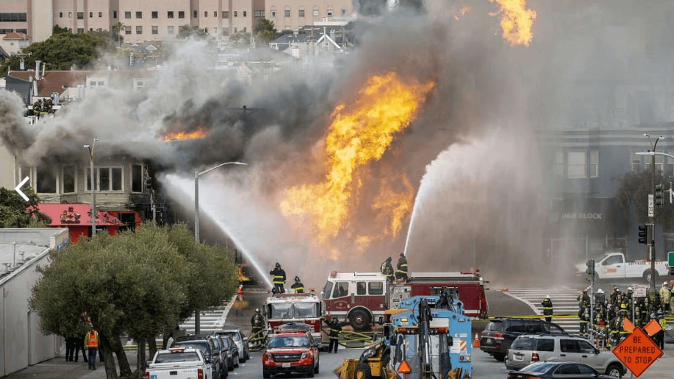Flammen schießen in die Höhe: In einem Stadtteil von San Francisco ist es zu einer heftigen Gasexplosion gekommen.