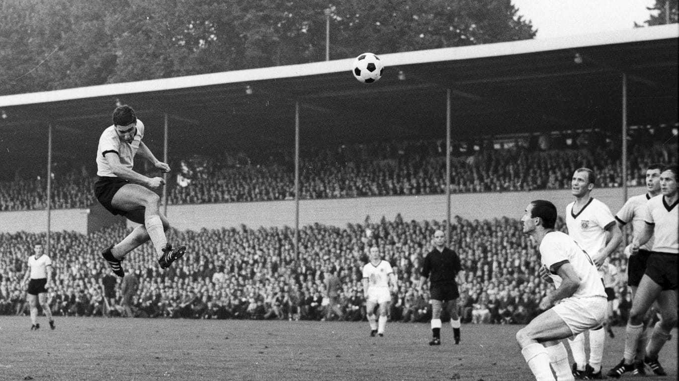 9. September 1967: Rudi Assauer köpft das 3:3 für Borussia Dortmund gegen Bayern München.