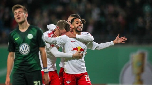 Leipzigs Matheus Cunha feiert mit seinen Teamkameraden den 1:0-Sieg über Wolfsburg. Leipzigs Matheus Cunha feiert mit seinen Teamkameraden den 1:0-Sieg über Wolfsburg.