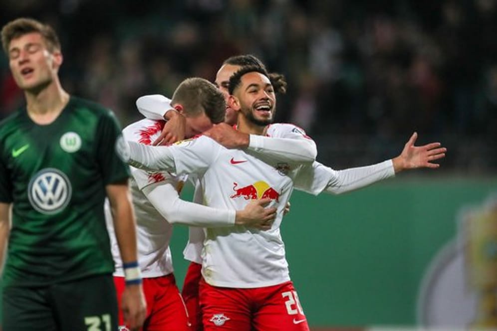 Leipzigs Matheus Cunha feiert mit seinen Teamkameraden den 1:0-Sieg über Wolfsburg.