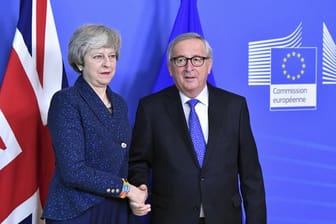 Jean-Claude Juncker empfängt Theresa May am Hauptsitz der Europäischen Kommission.