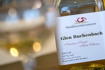 Eine Flasche des Whiskys "Glen Buchenbach": Der Name des Whiskeys hat einen Gerichtsstreit ausgelöst.