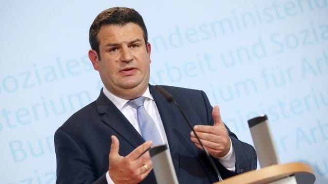Jemand, der über Jahrzehnte etwas geleistet hat, habe das Recht, deutlich mehr Rente zu bekommen als jemand, der nicht gearbeitet hat, so Heil. Jemand, der über Jahrzehnte etwas geleistet hat, habe das Recht, deutlich mehr Rente zu bekommen als jemand, der nicht gearbeitet hat, so Heil.