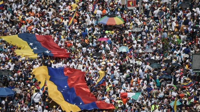 Anhänger der Opposition vergangenes Wochenende bei einer Kundgebung gegen die Regierung von Präsident Maduro. Anhänger der Opposition vergangenes Wochenende bei einer Kundgebung gegen die Regierung von Präsident Maduro.