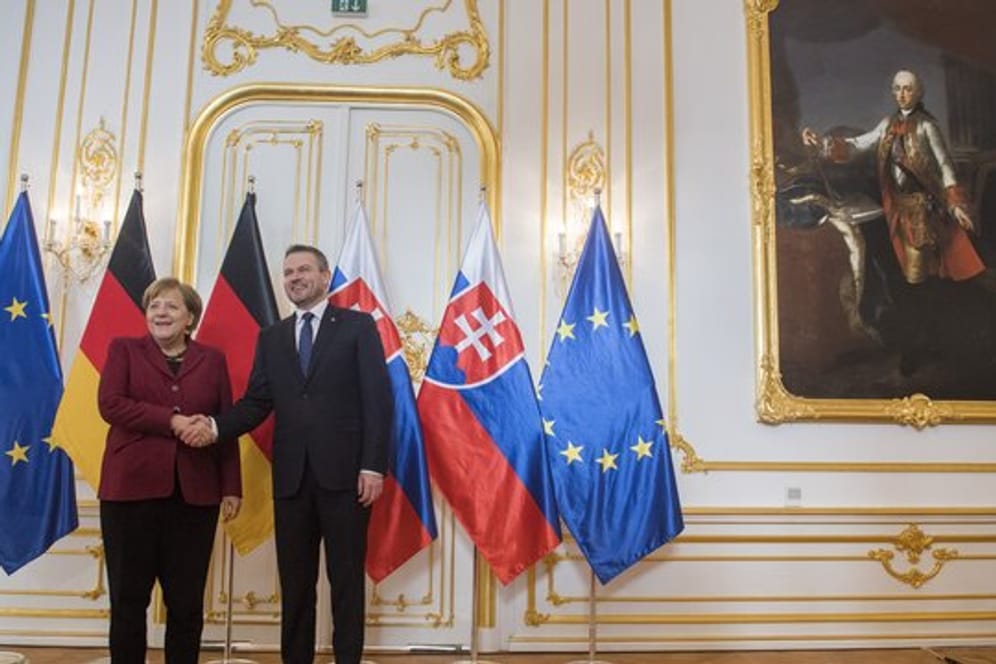 Peter Pellegrini, Ministerpräsident der Slowakei, empfängt Bundeskanzlerin Merkel zum V4+Deutschland-Gipfel.