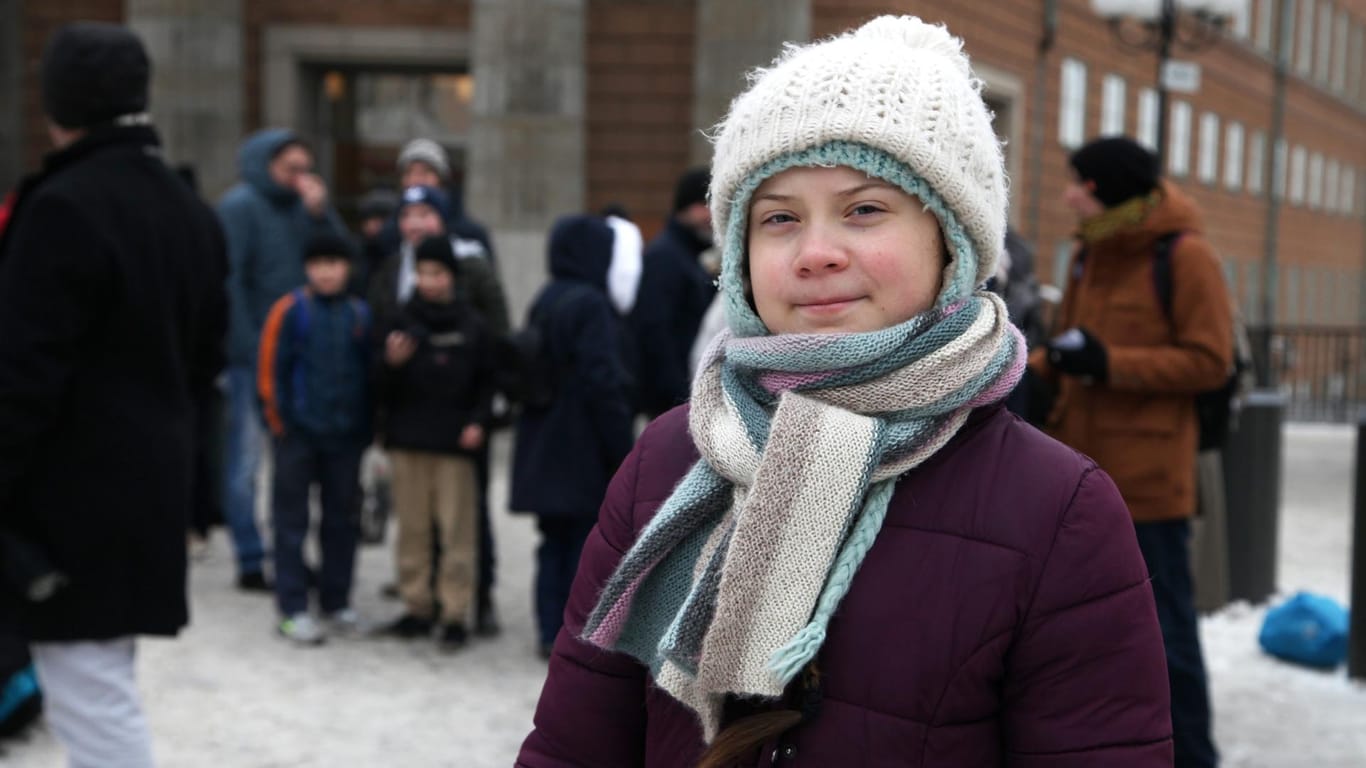 Stockholm: Die 16-jährige Schwedin Greta Thunberg steht während ihrer Protestaktion für mehr Klimaschutz vor dem Reichstag.