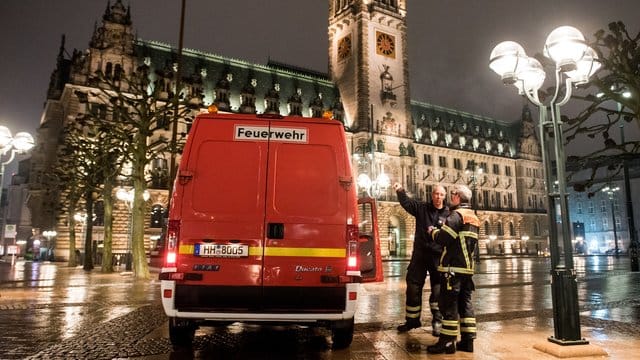 Ein Messfahrzeug der Feuerwehr steht auf dem Rathausmarkt.